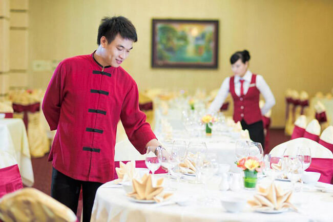 cach phuc vu khach chuyen nghiep tai nha hang 1591927392