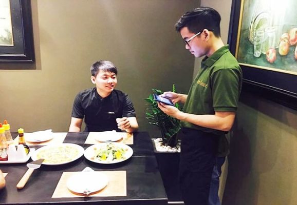 luong nhan vien phuc vu nha hang quan an 3
