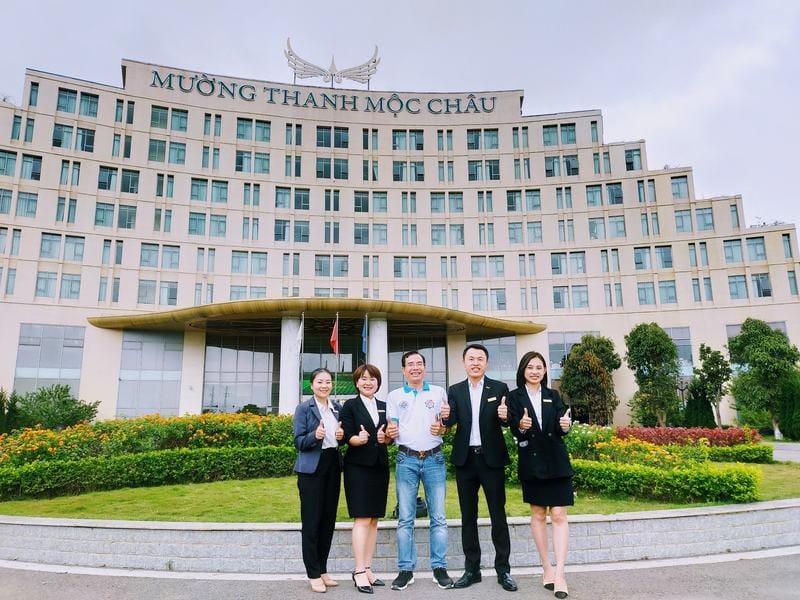 Dong phuc Khach san 19