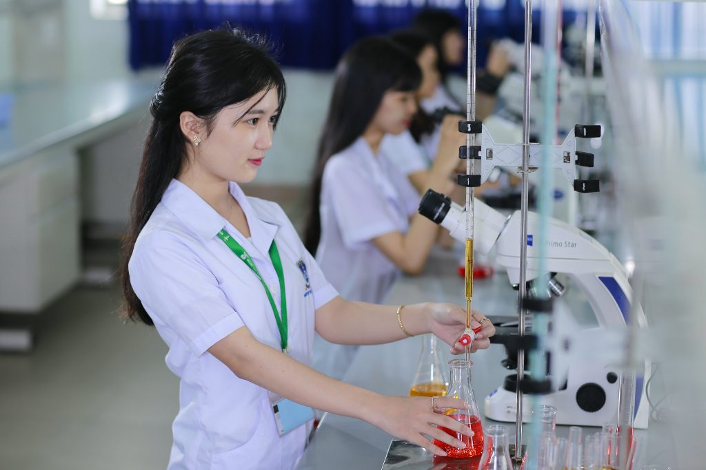 Quan ao bac sy dieu duong 6