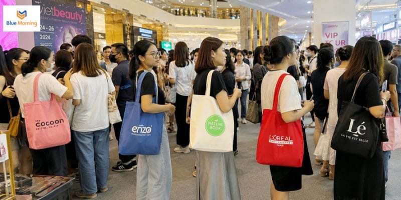 Túi canvas đồng phục in logo tại sự kiện triển lãm